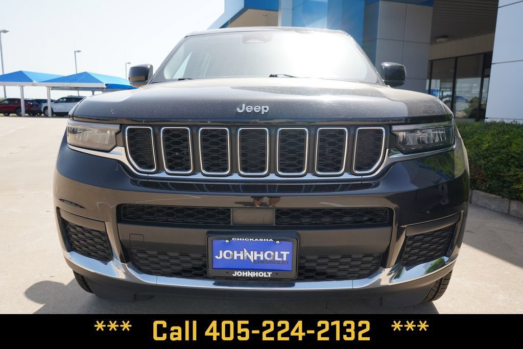 Used 2023  Jeep Laredo image 3