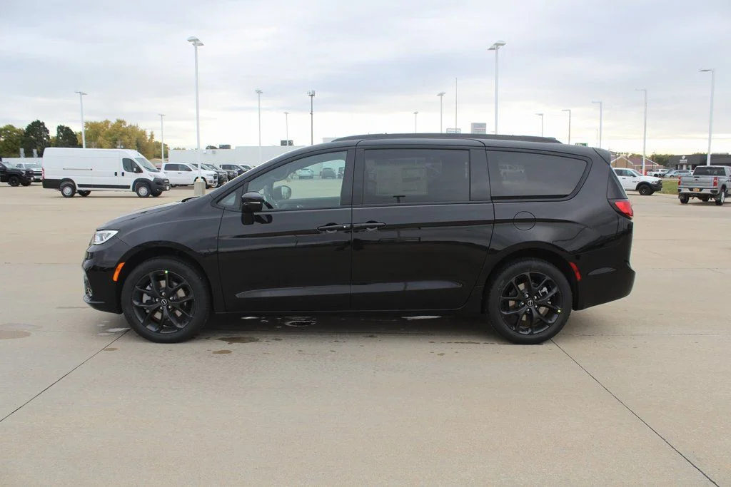 New 2026 Diamond Black Crystal Pearl-Coat Exterior Paint Chrysler Limited image 6