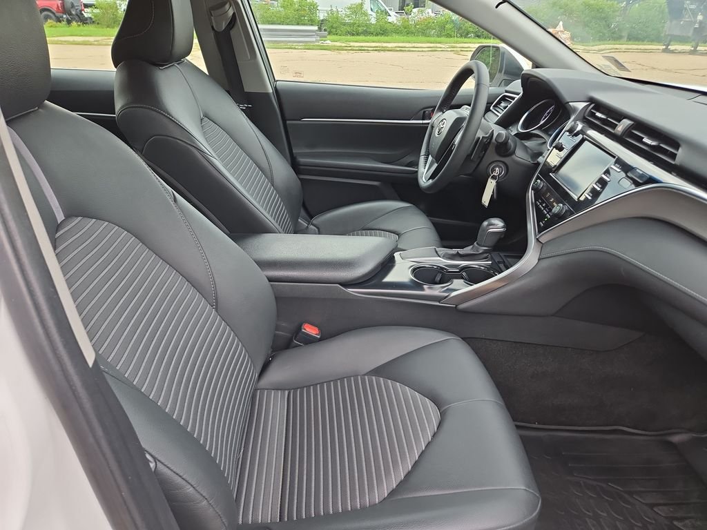 Used 2018 Super White Toyota SE image 13