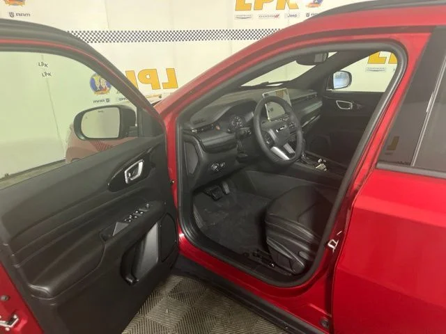 New 2026 Red Hot Pearl-Coat Exterior Paint Jeep Latitude image 10