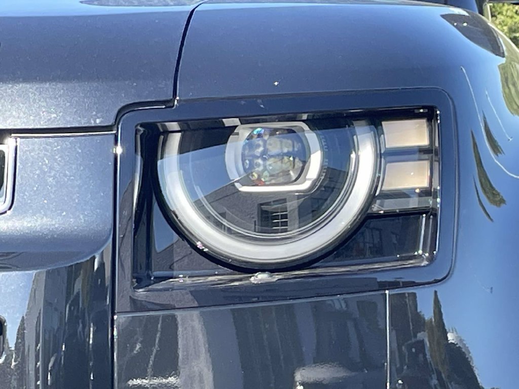 New 2026 Santorini Black Metallic Land Rover X-Dynamic SE image 6