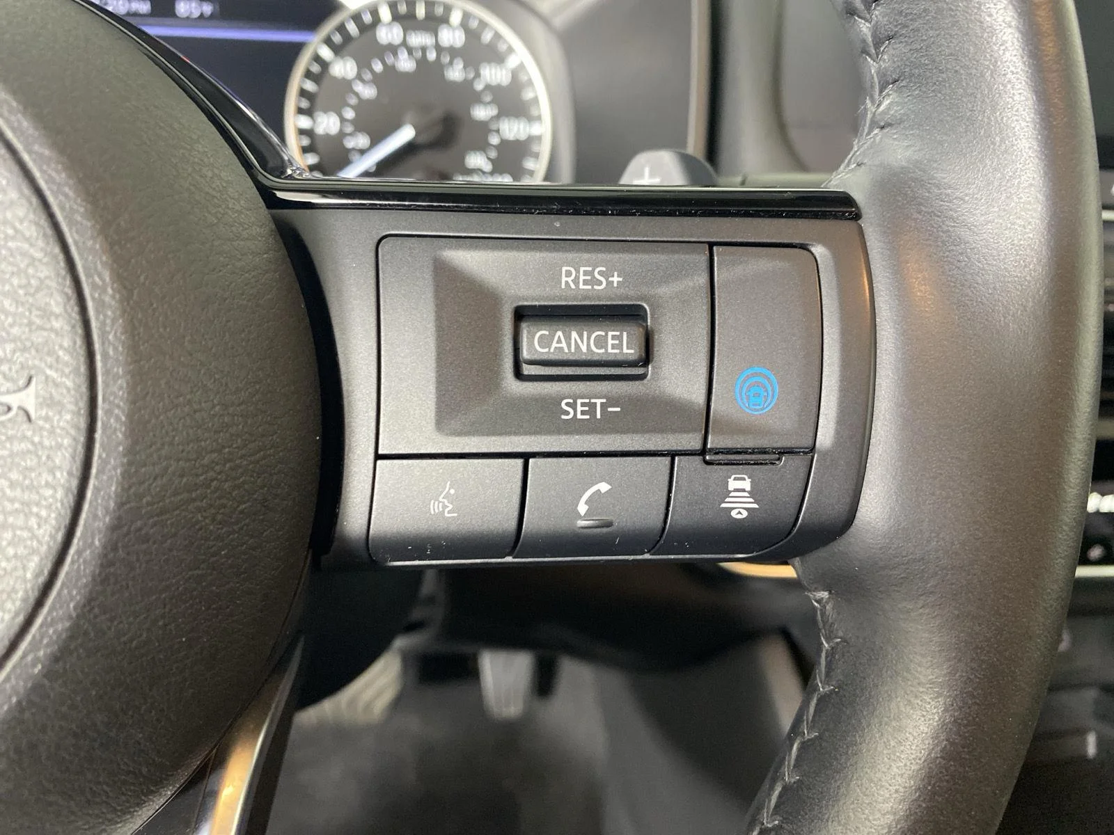 Used 2023 Pearl White Tricoat/Super Black Nissan SV image 17
