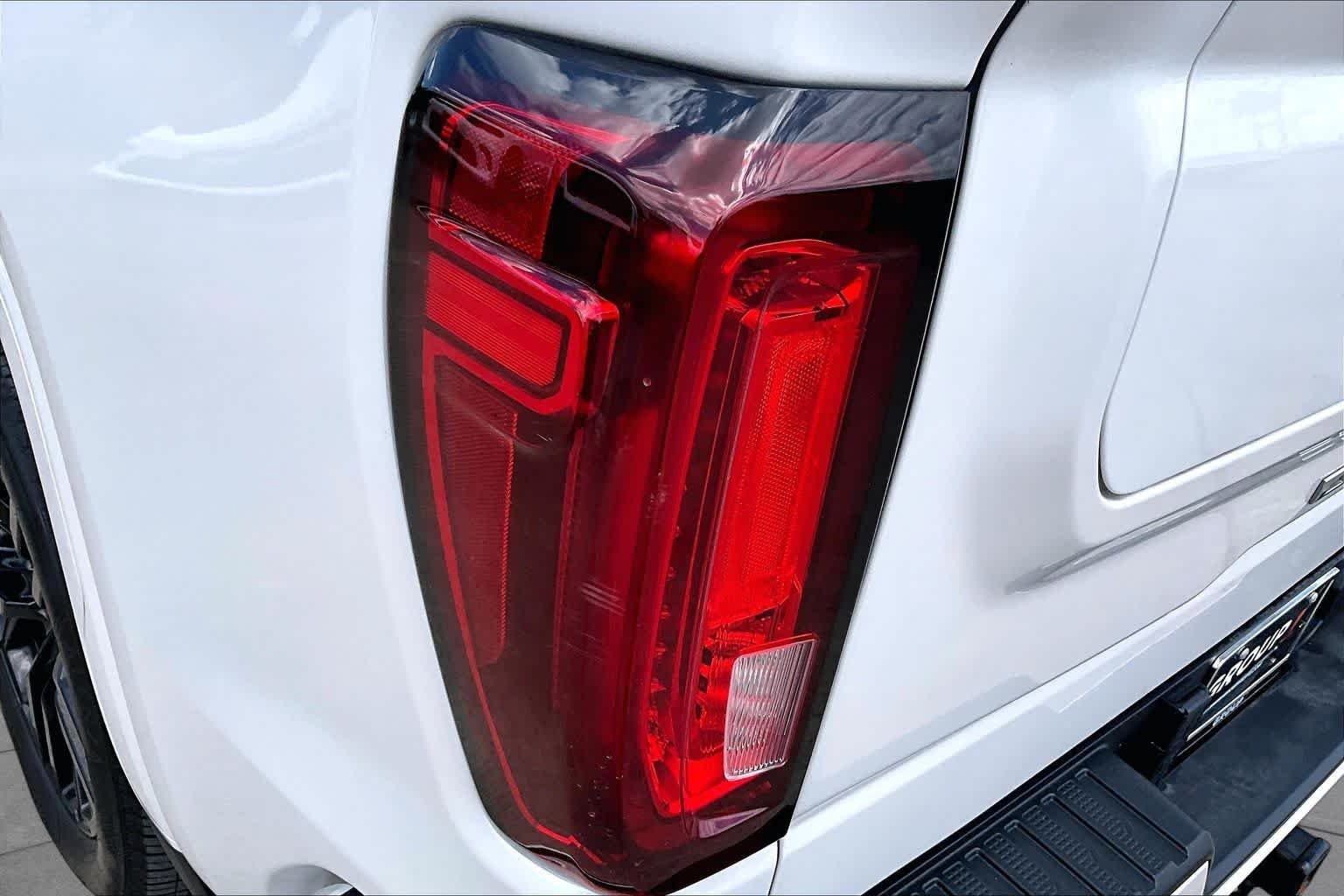 Used 2022 White Frost Tricoat GMC Denali image 29