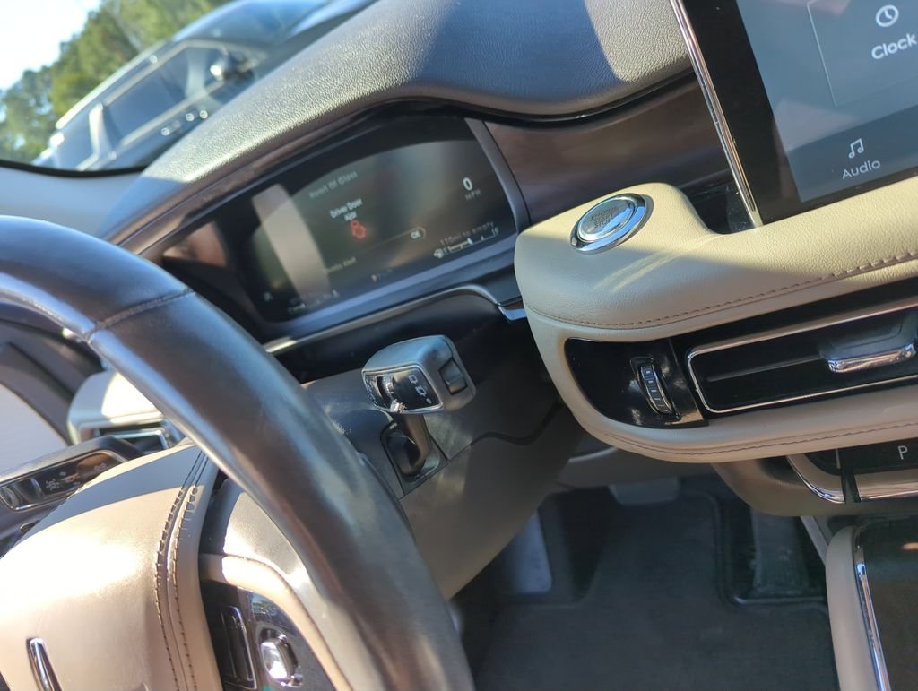 Used 2022 White Lincoln Reserve image 23