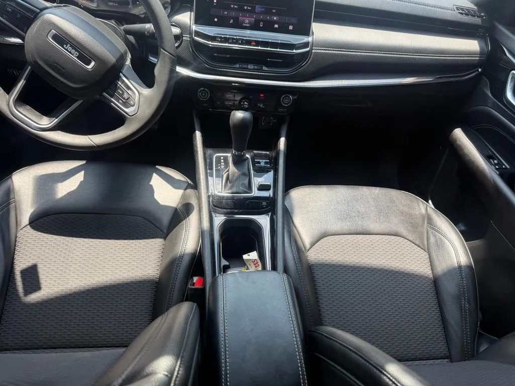 Used 2022 White Jeep Latitude image 39
