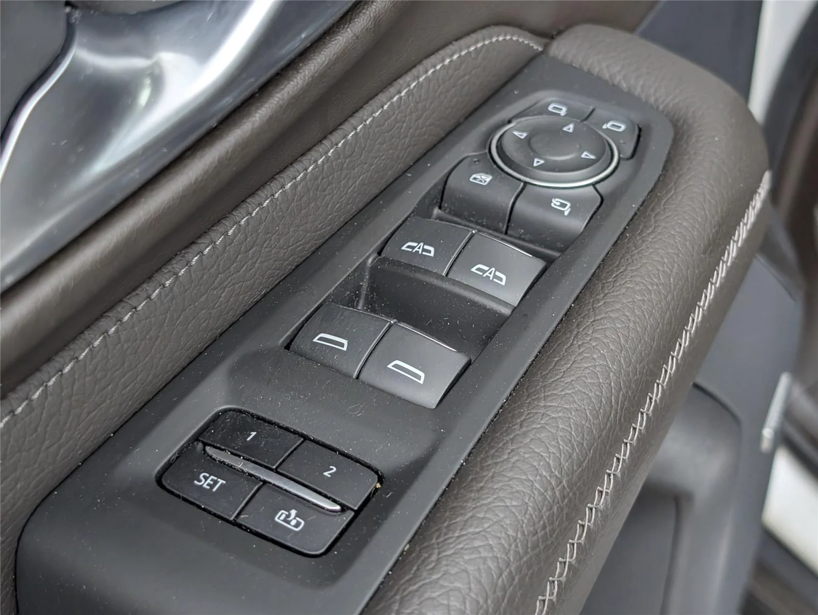 Used 2022 White Frost Tricoat GMC Denali image 20