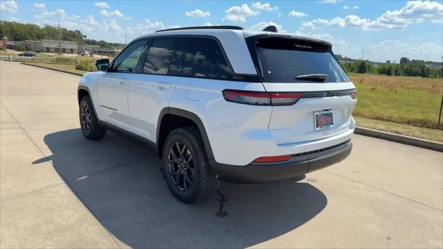 New 2027 Bright White Clear-Coat Paint Jeep Laredo Altitude image 7