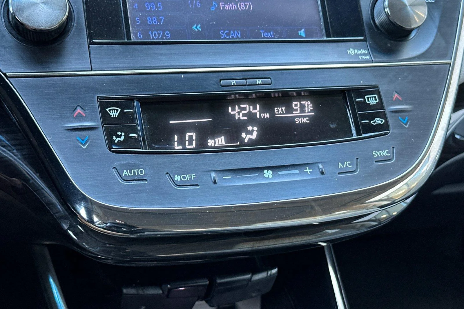Used 2014 Creme Brulee Mica Toyota XLE Touring image 19