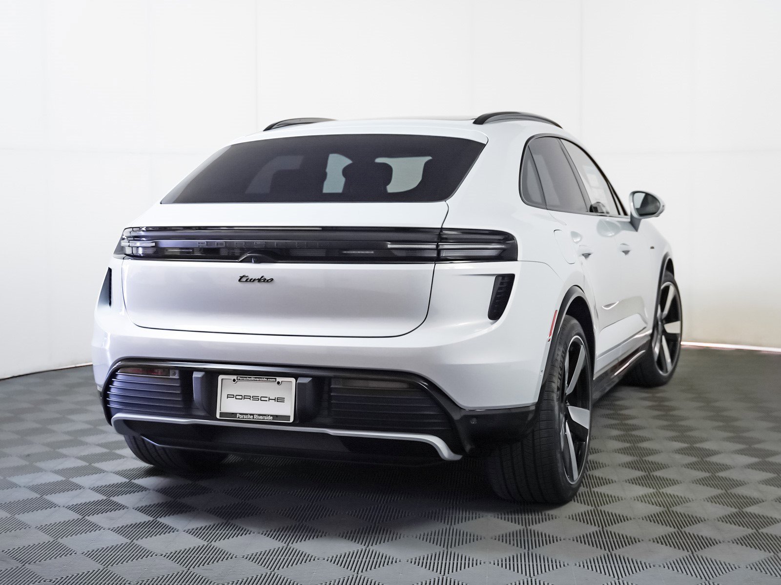 2025 Porsche Macan Turbo Electric - Photo 10