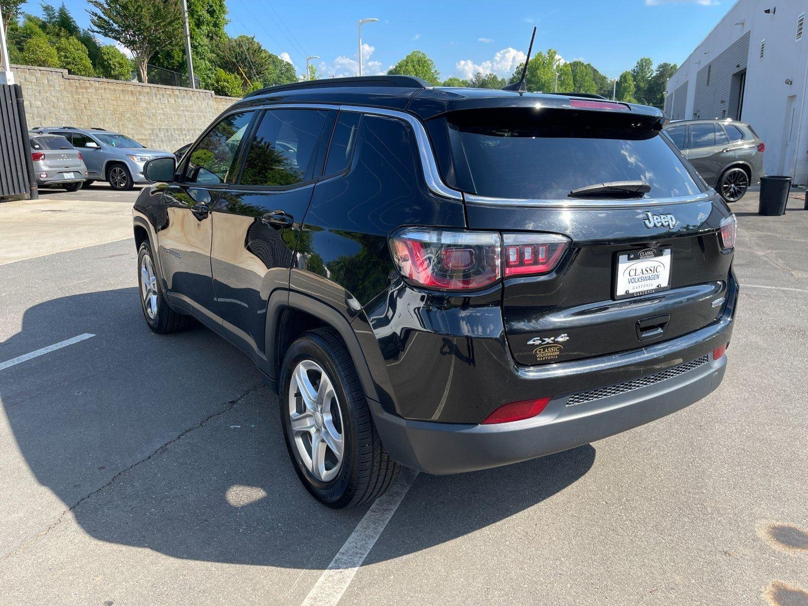Used 2024 Diamond Black Crystal Pearlcoat Jeep Latitude image 3