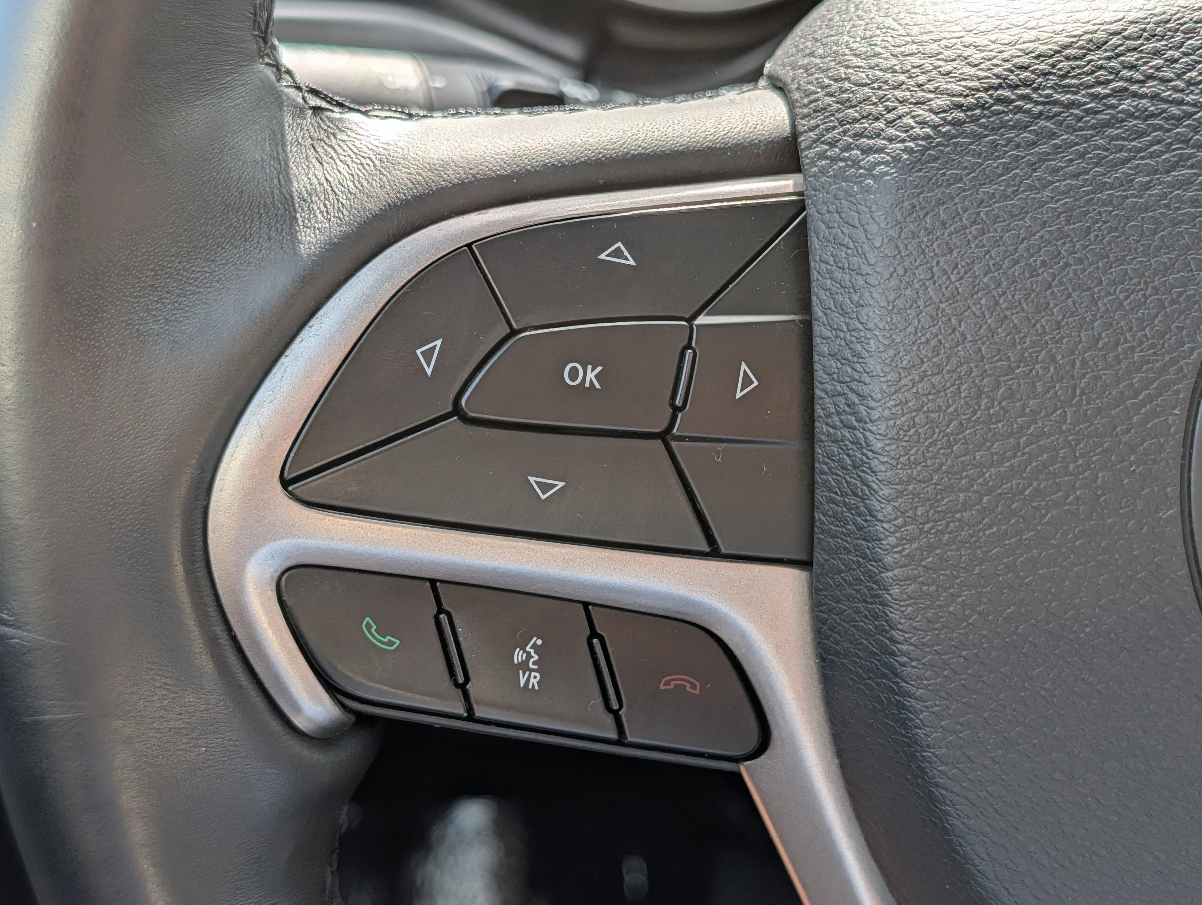 Used 2019 Diamond Black Crystal Pearlcoat Jeep Limited image 23