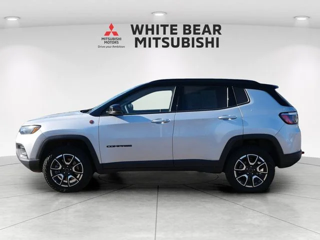Used 2025 Silver Jeep Trailhawk image 3