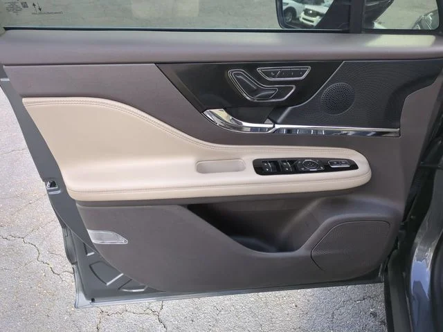 Used 2023 Gray Lincoln Standard image 12