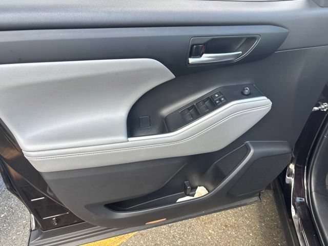 Used 2022 Amber Toyota XLE image 14