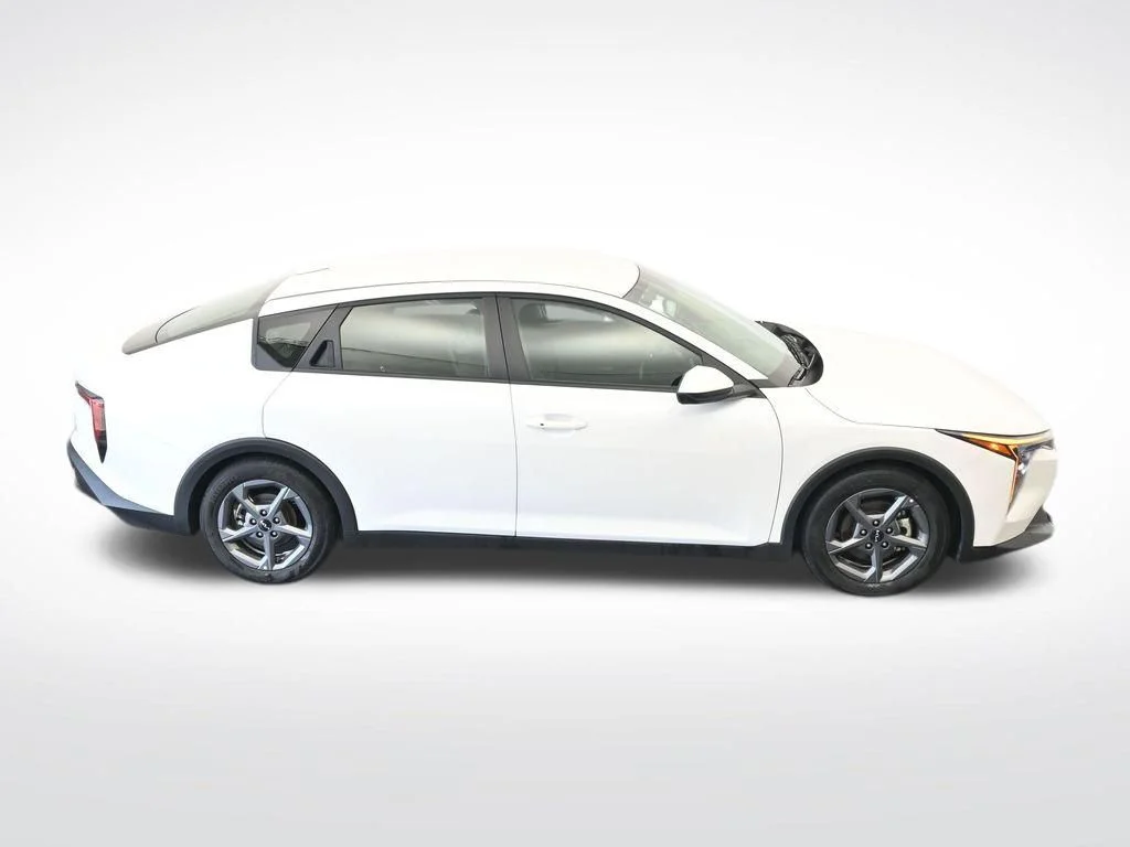 2025 Kia K4 LXS - Photo 23