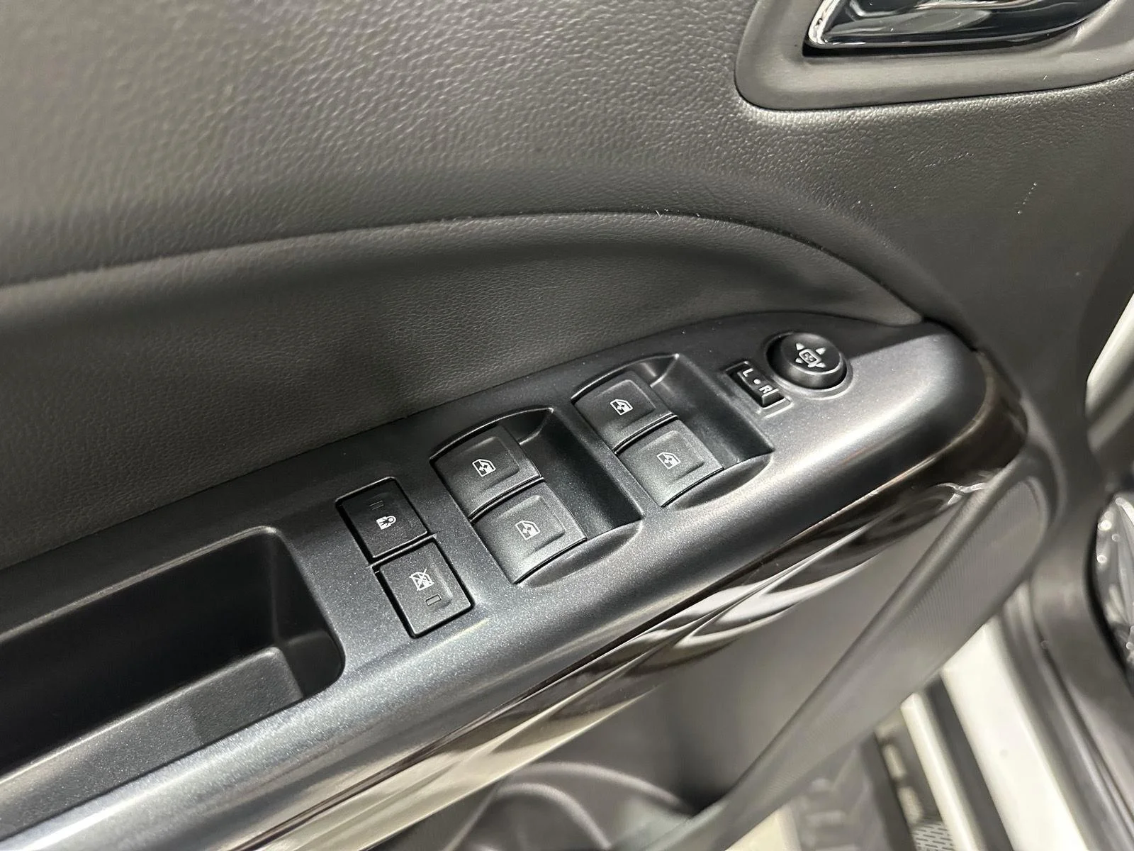 Used 2020 SUMMIT WHITE GMC 4WD SLE image 18
