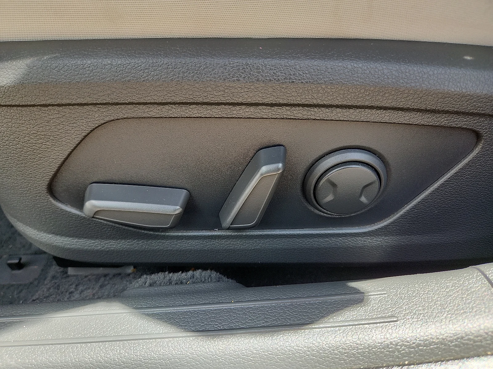 Used 2025 White Hyundai SEL image 13