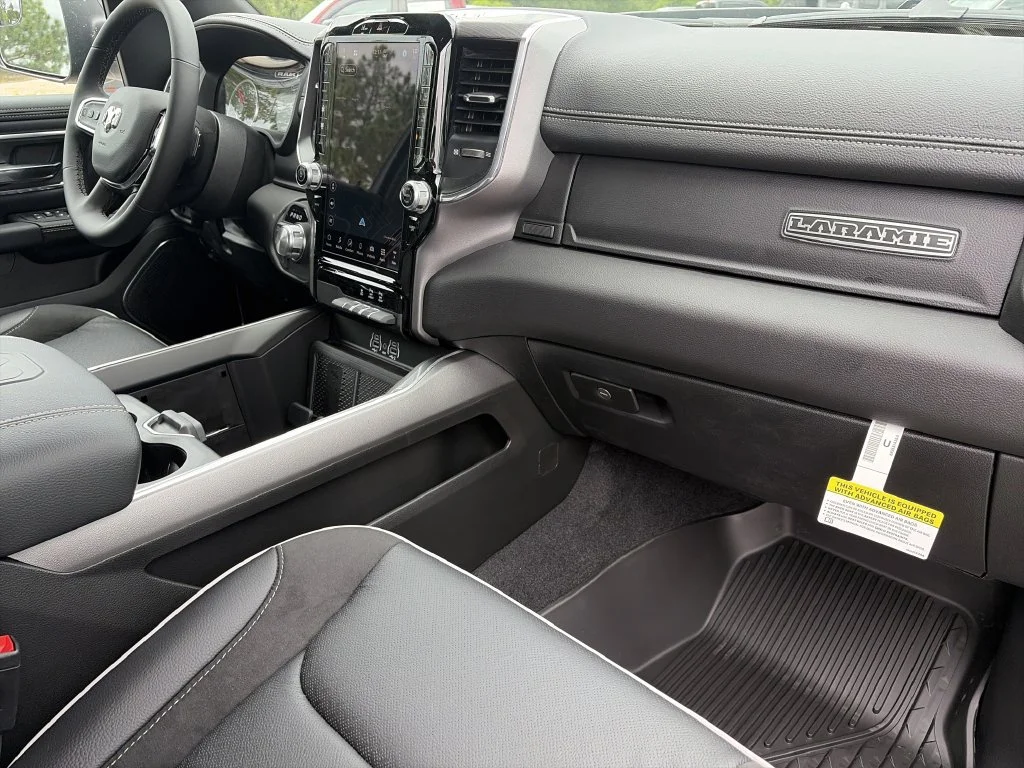 New 2026 Diamond Black Crystal Pearl-Coat Exterior Paint RAM Laramie image 30