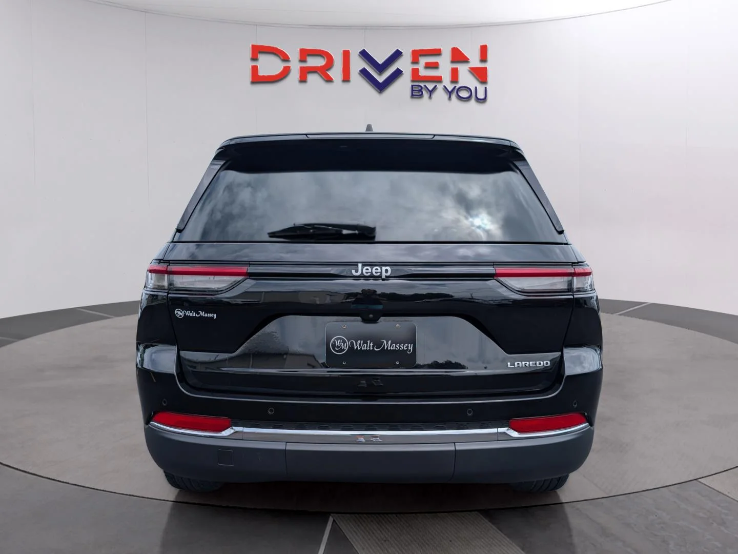 Used 2024 Diamond Black Crystal Pearlcoat Jeep Laredo image 4
