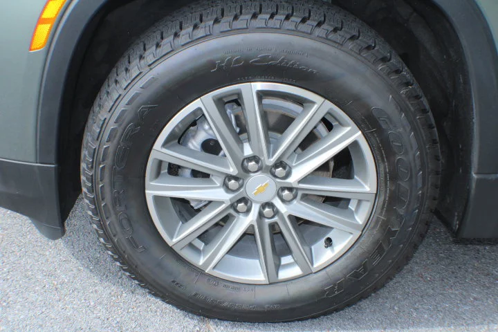 Used 2023 Silver Sage Metallic Chevrolet LT Cloth image 5