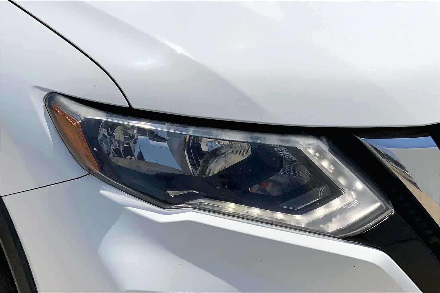 Used 2017 Glacier White Nissan SV image 25