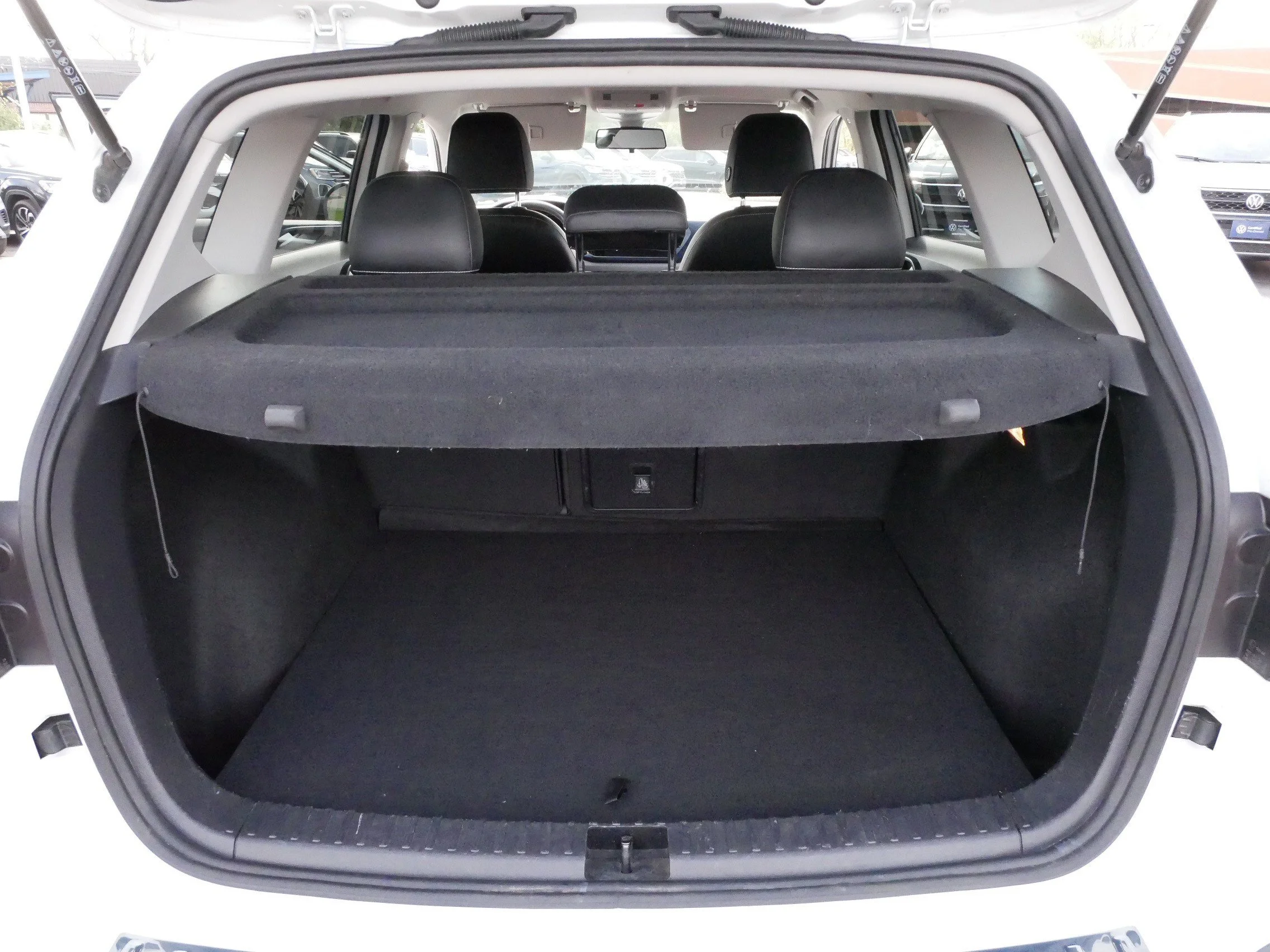 Used 2022 Pure White Volkswagen SE image 18
