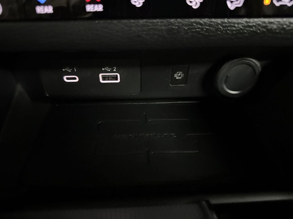 Used 2024  Mitsubishi SEL image 33