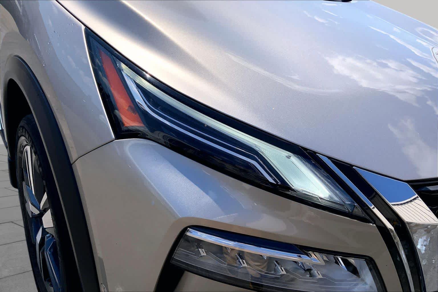 Used 2023 Champagne Silver Metallic Nissan Platinum image 28