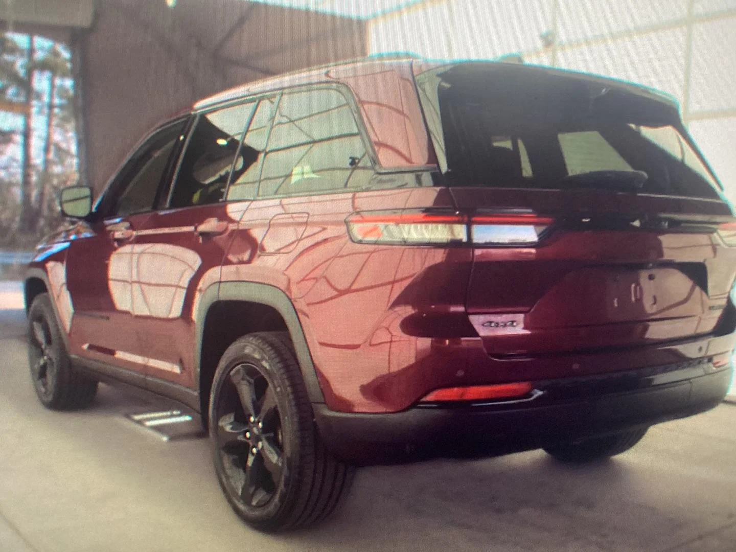 Used 2023 Velvet Red Pearlcoat Jeep Limited image 5