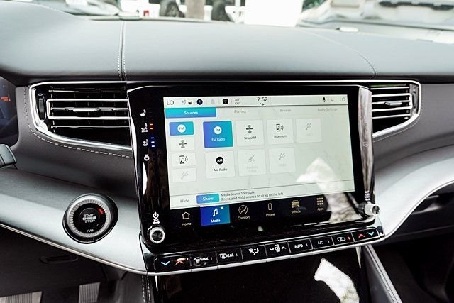 New 2026 Bright White Clear-Coat Exterior Paint Jeep Limited Reserve image 33