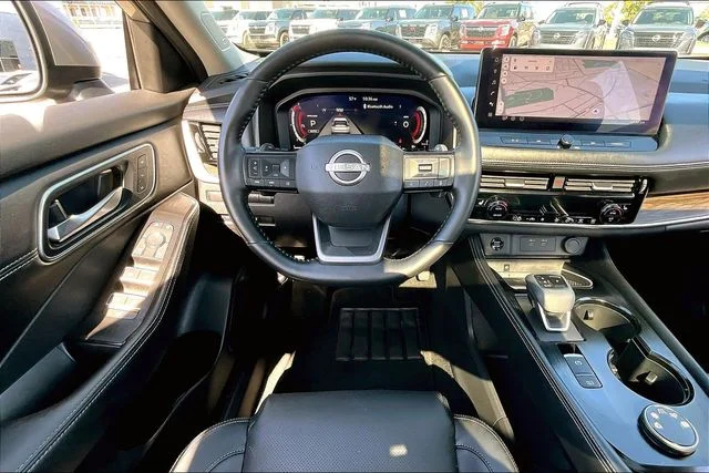 Used 2025 Gold Nissan Platinum image 8