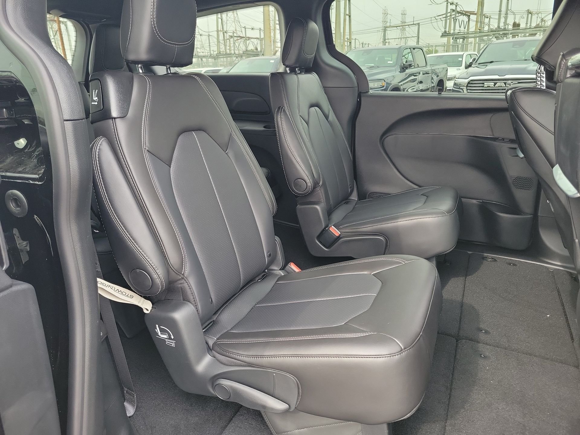 New 2026 Diamond Black Crystal Pearl-Coat Exterior Paint Chrysler Select image 17