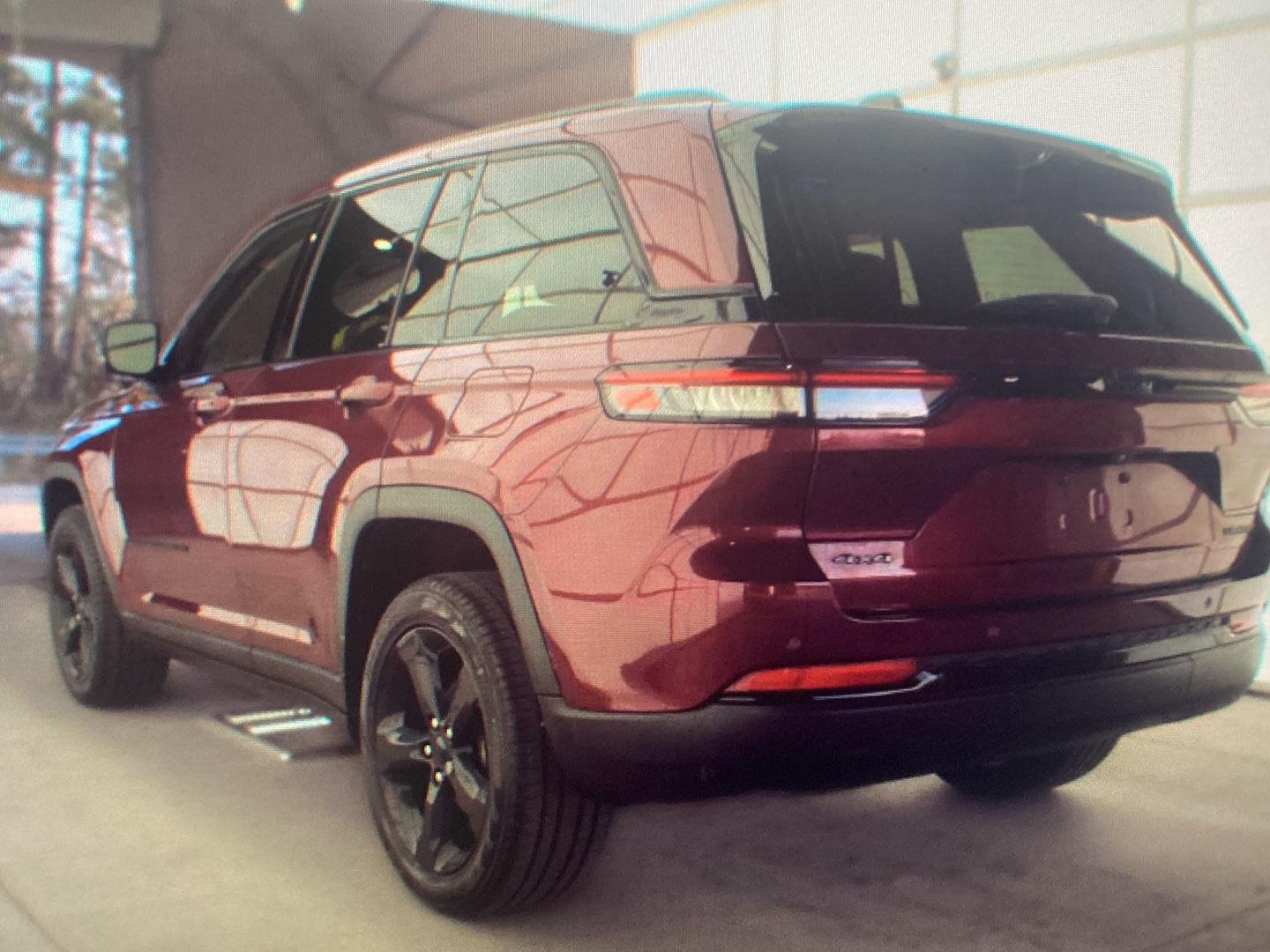 Used 2023 Velvet Red Pearlcoat Jeep Limited image 5