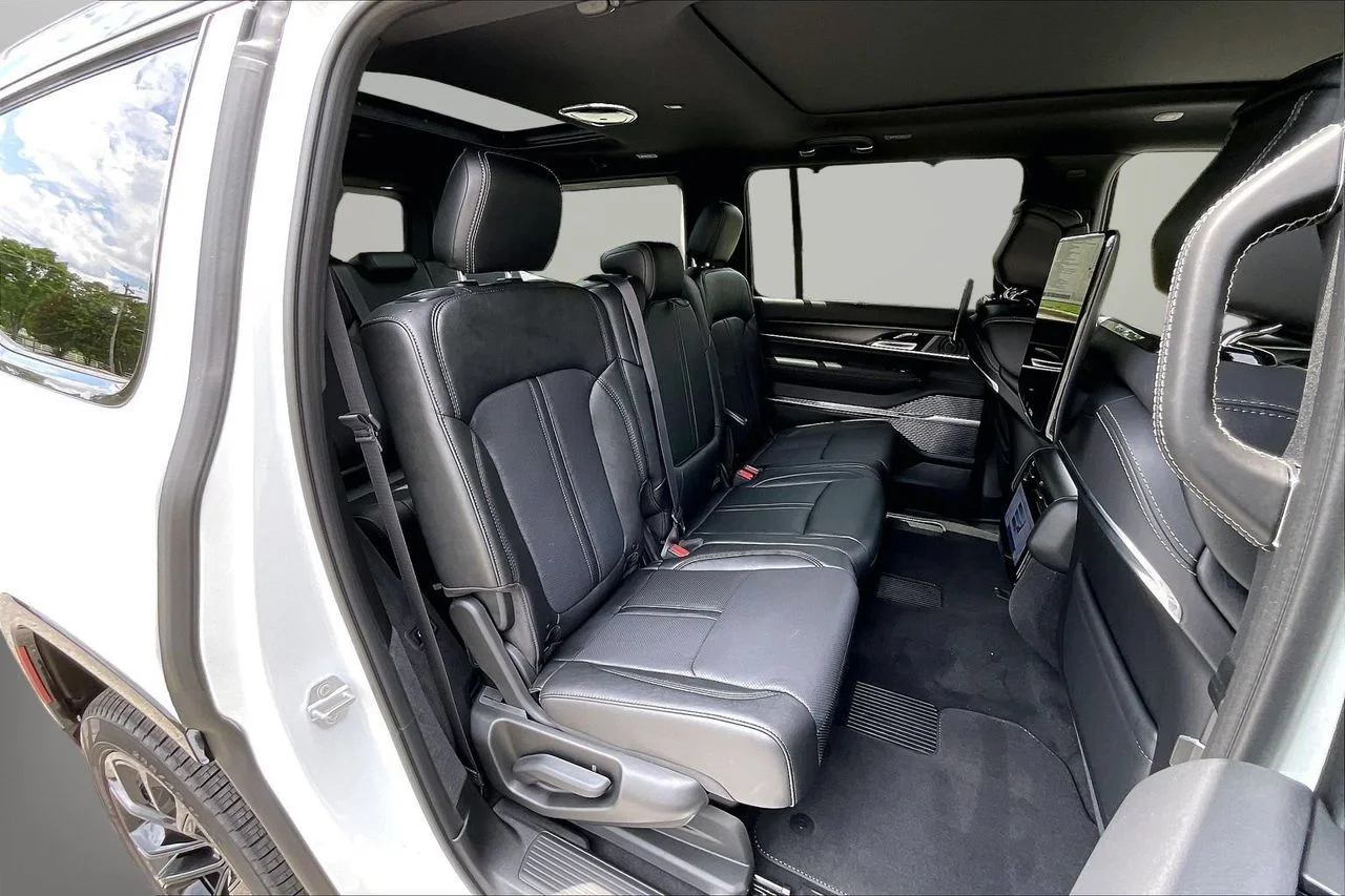New 2026 Bright White Clearcoat Jeep Summit Obsidian image 21
