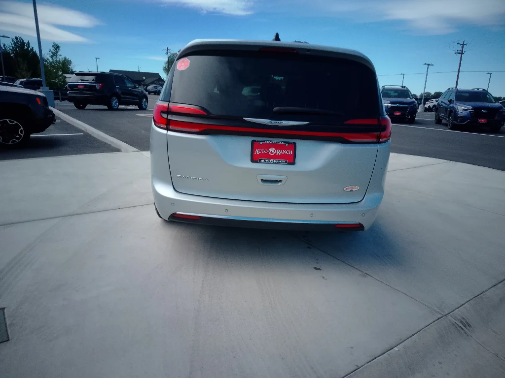 Used 2024 Silver Mist Clearcoat Chrysler Touring L image 4