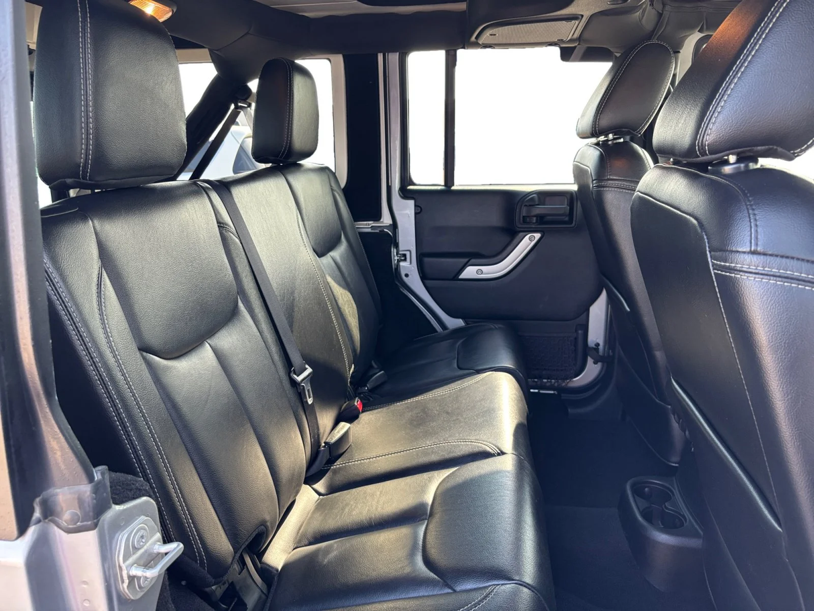 Used 2016 Silver Jeep Sahara image 18