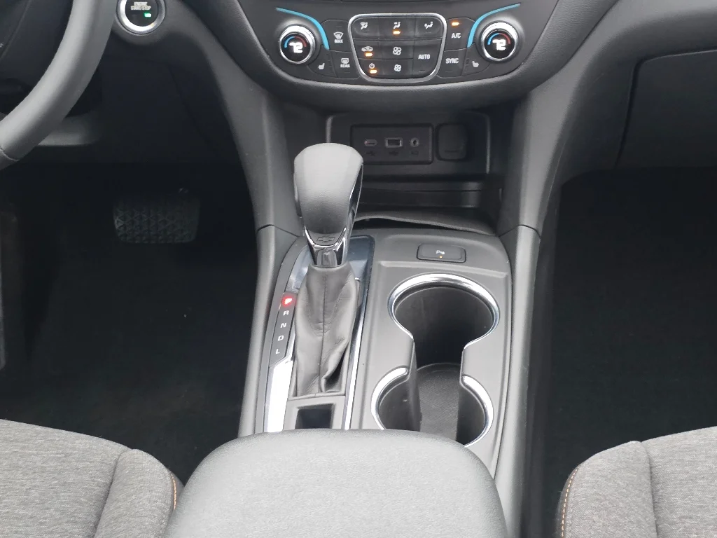 Used 2024 Summit White Chevrolet LT image 25