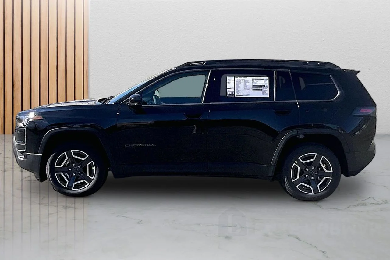 New 2026 Diamond Black Crystal Pearl-Coat Exterior Paint Jeep Limited image 6