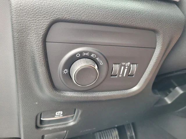 New 2026 Bright White Clear-Coat Exterior Paint Jeep Altitude image 22