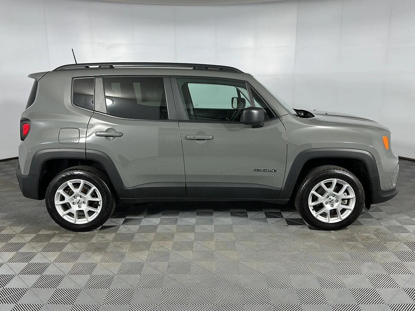 Used 2022 Sting-Gray Clearcoat Jeep Latitude image 26