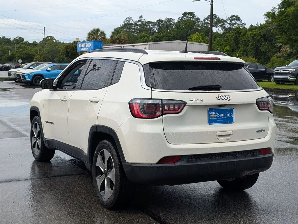 Used 2018 White Jeep Latitude image 3