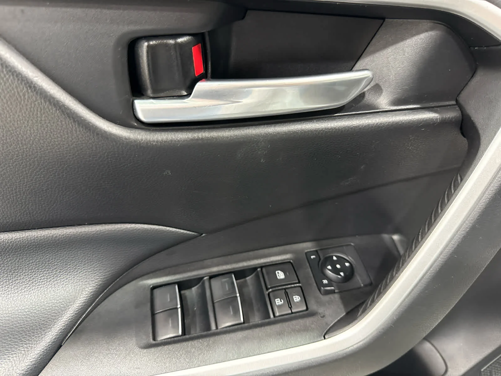Used 2023 Whi/white Toyota XLE image 15