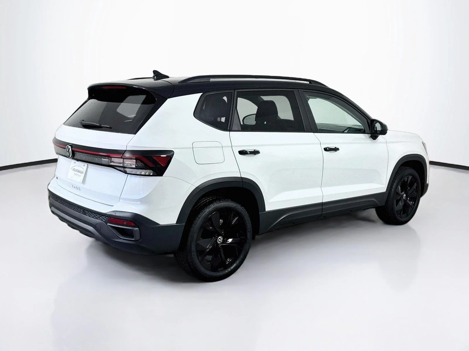 New 2027 Pure White w/Deep Black Roof Volkswagen SE Black image 2