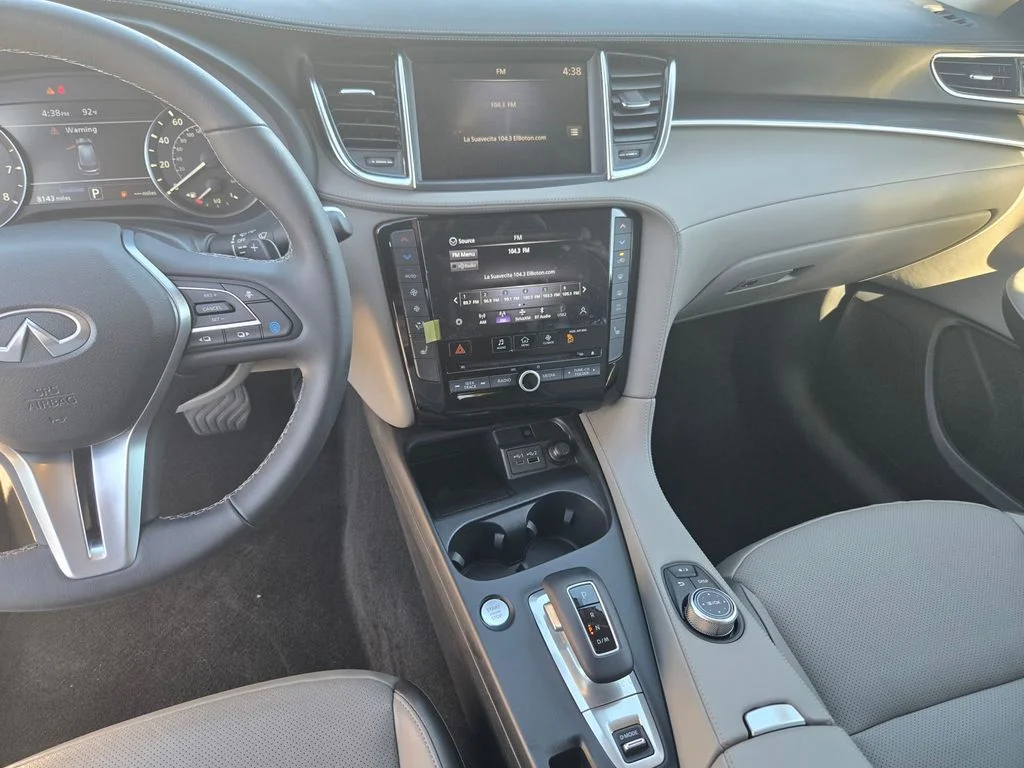 Used 2025 White INFINITI LUXE image 22