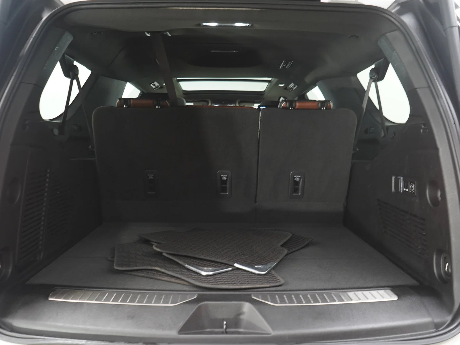 Used 2023 White Frost Tricoat GMC Denali Ultimate image 9