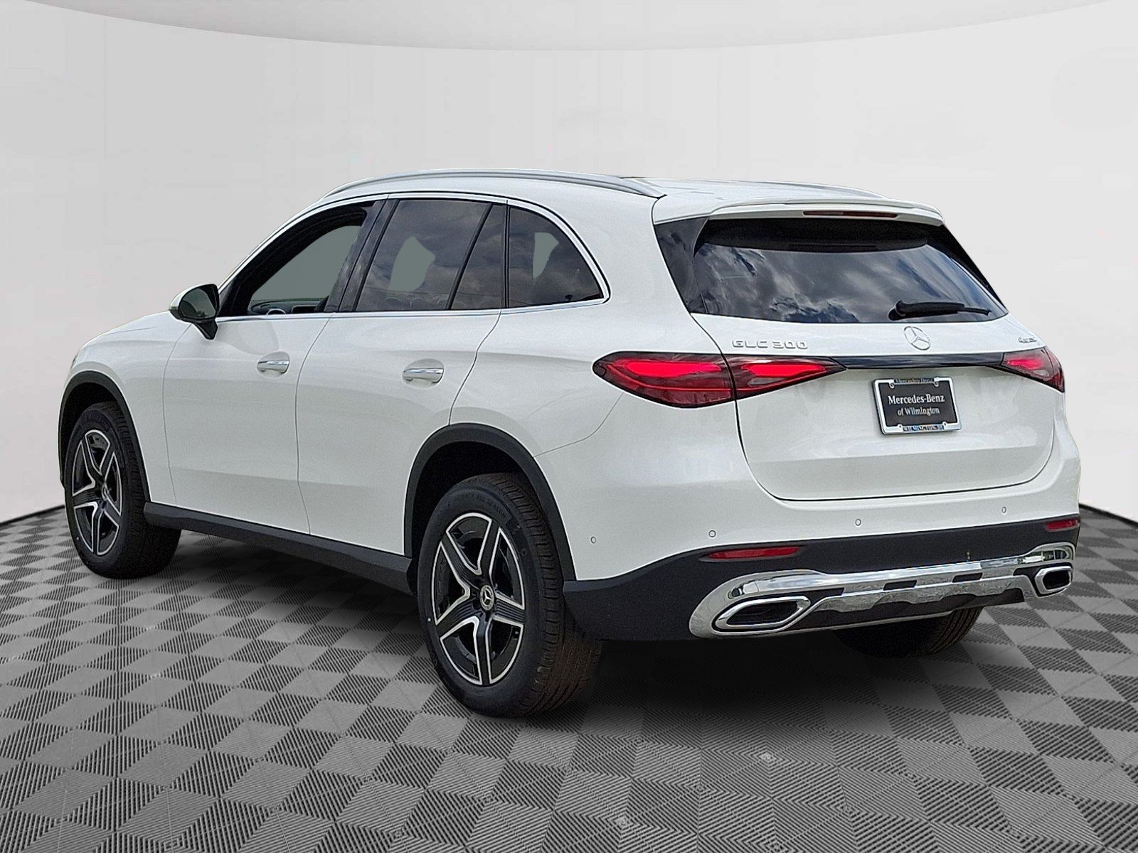 New 2026 Polar White Mercedes-Benz GLC 300 image 4