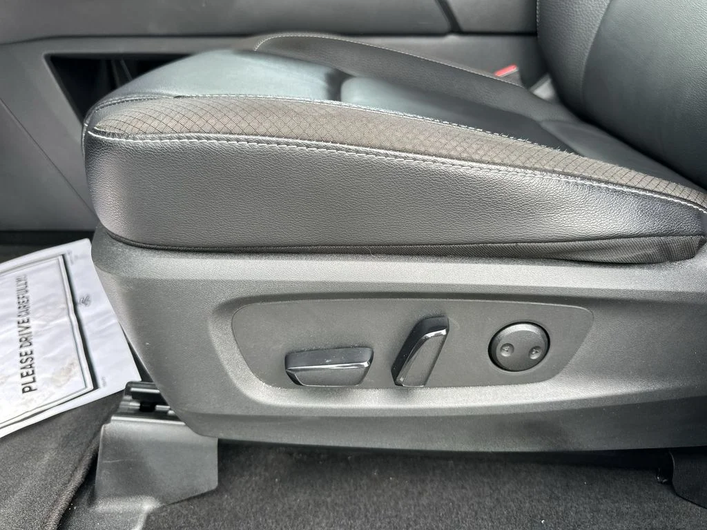 Used 2024 Silver Nissan SL image 18