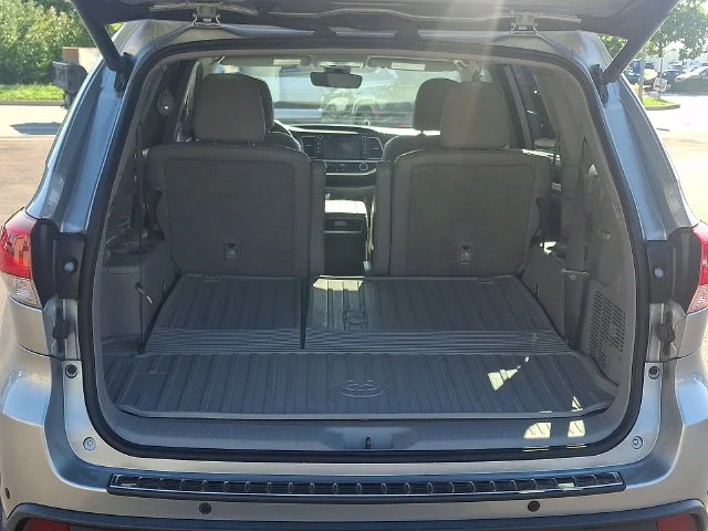 Used 2018 Silver Toyota XLE image 29