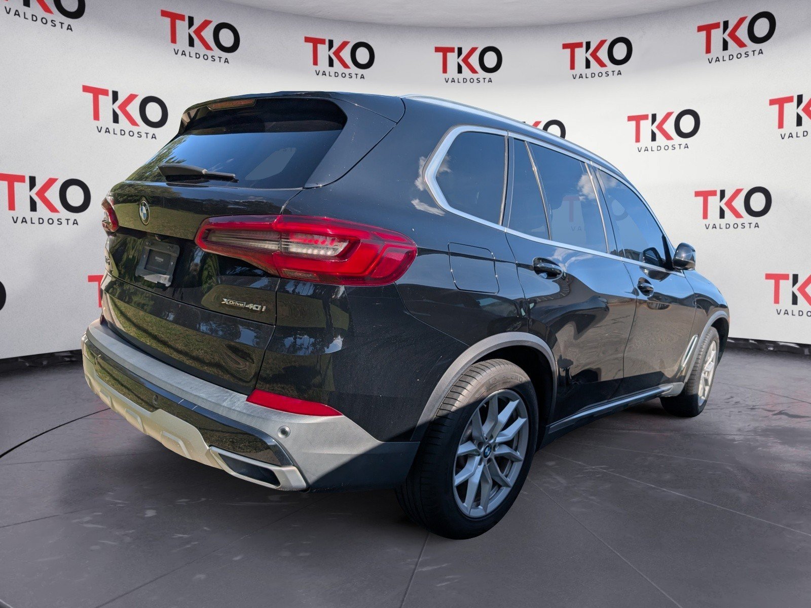 Used 2020 Black BMW xDrive40i image 2