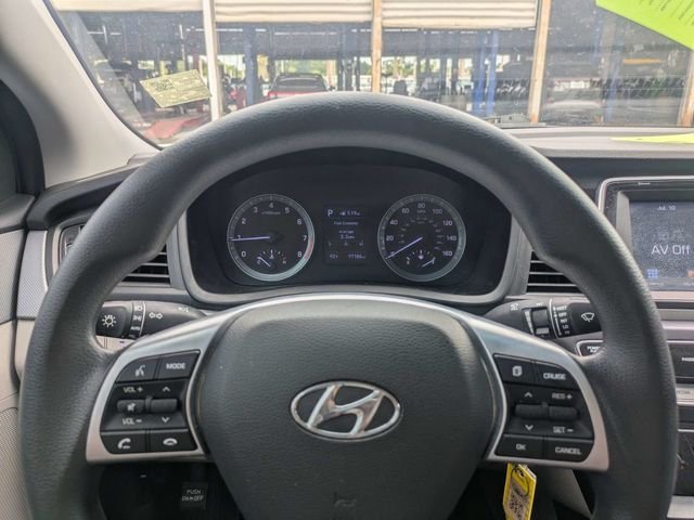 Used 2019 White Hyundai SE image 27